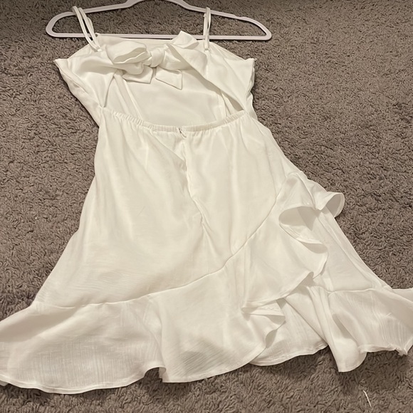 White sundress with tie back and flowy ruffle bottom - Picture 4 of 6